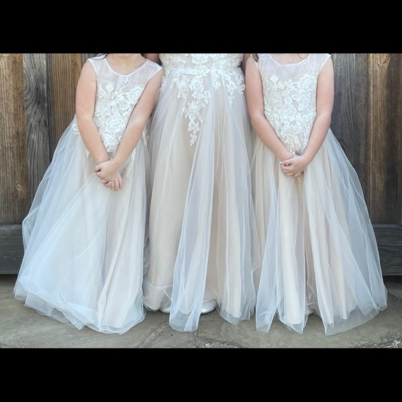 David’s Bridal Flower Girl Dress with Applique. Ivory/Champagne. Style 1411. - Picture 4 of 5